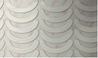 Белые ноги мыши компьютера PTFE подпертые с двойной, который встали на сторону клейкой лентой